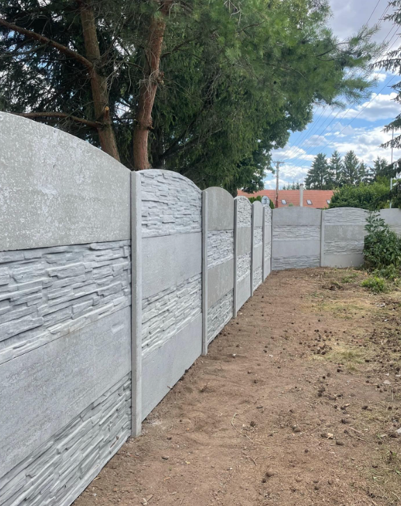 Hotový betonový plot táhnoucí se podél pozemku v obci Moravský Krumlov, reference plotové firmy.