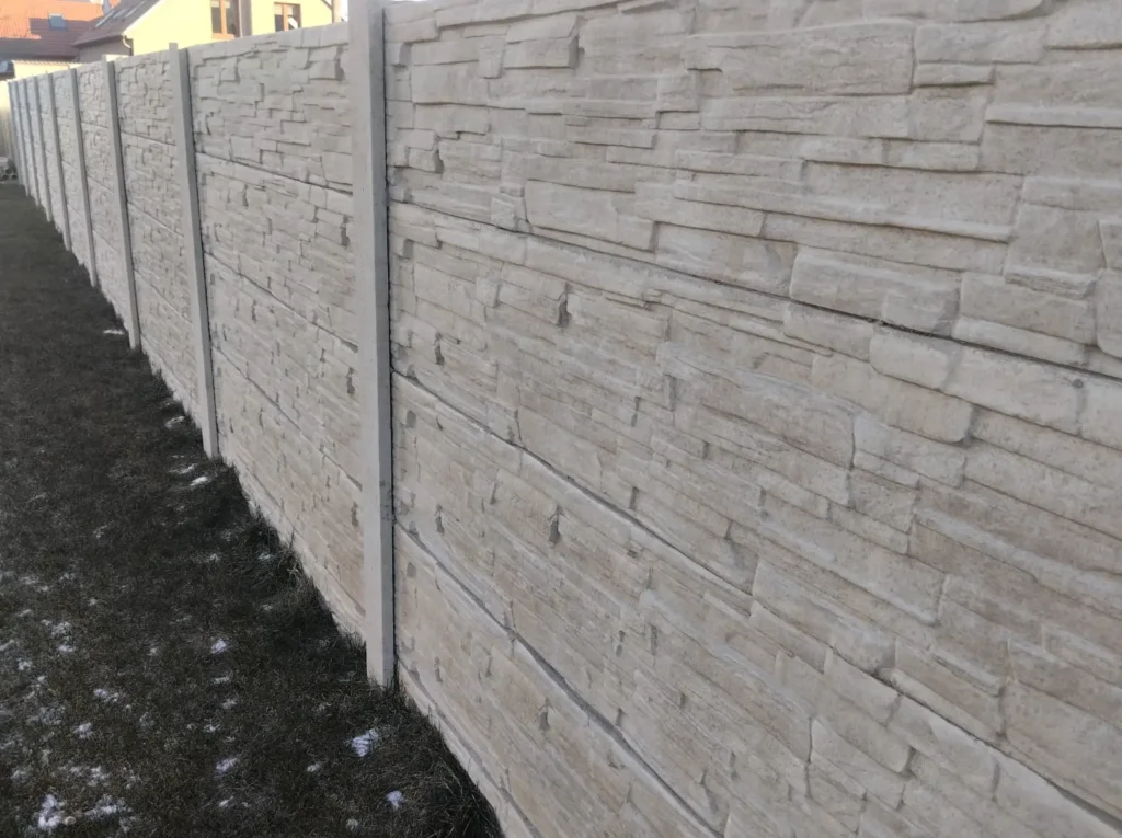 Moderní šedý betonový plot s čistým rovným zakončením v Banticích.