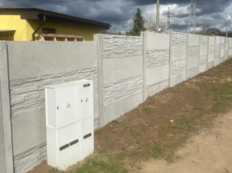 Instalace šedého betonového plotu se vzorem štípaného kamene a hladkého betonu v Kloboukách u Brna.